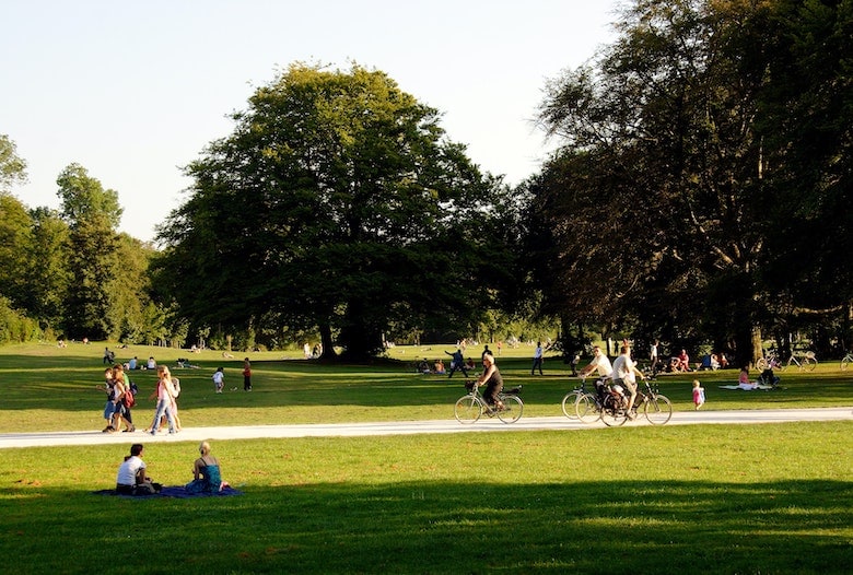 Folk i en park