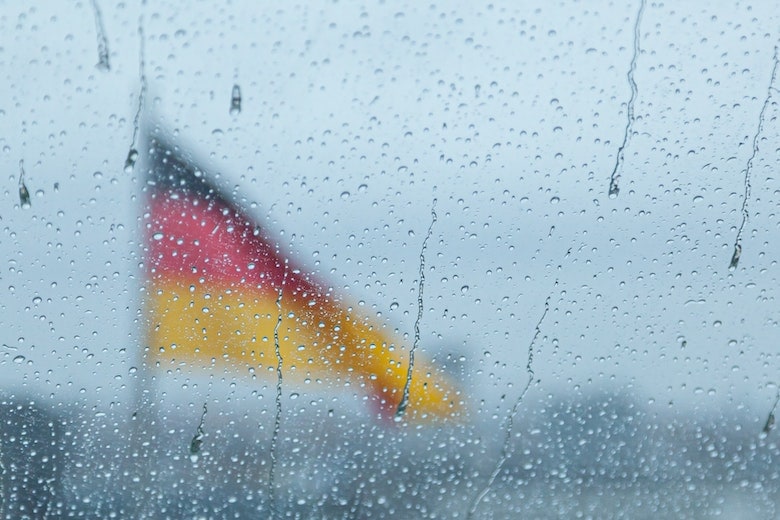 Rainy vindue med et tysk flag bag det