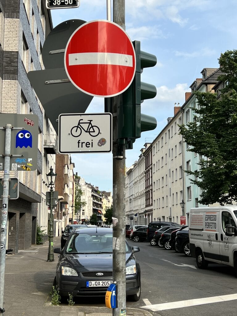 Road sign indicating cycling against the traffic of a one-way street is allowed