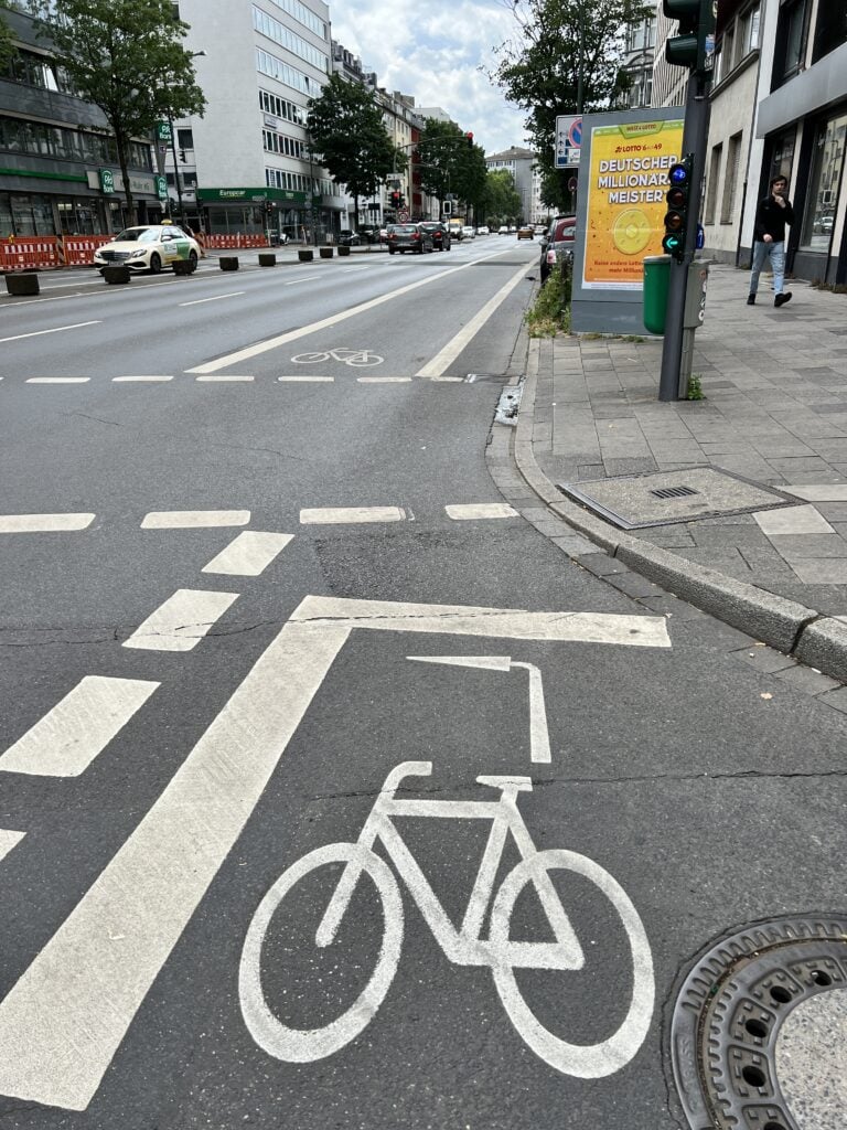 Cycling path markings with cycling traffic light indicating to stop on the right before turning left